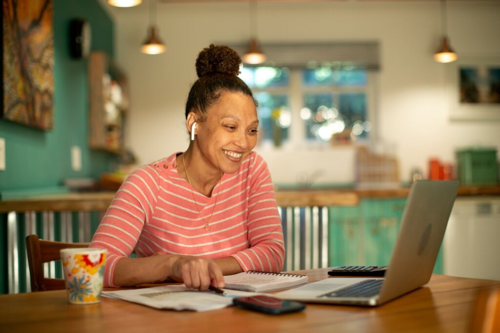 Abel Formation femme en train d'apprendre anglais en ligne