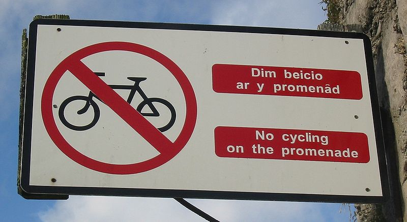 Panneau en anglais et en gallois, pas de vélo sur le promenade