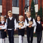 Abel Formation groupe d'enfants qui portent l'uniforme scolaire