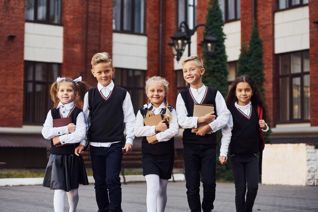 Abel Formation groupe d'enfants qui portent l'uniforme scolaire