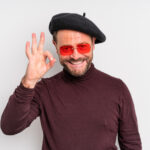 Homme français souriant