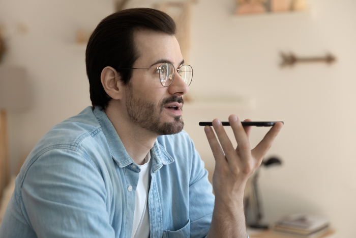 Homme qui parle avec son téléphone portable